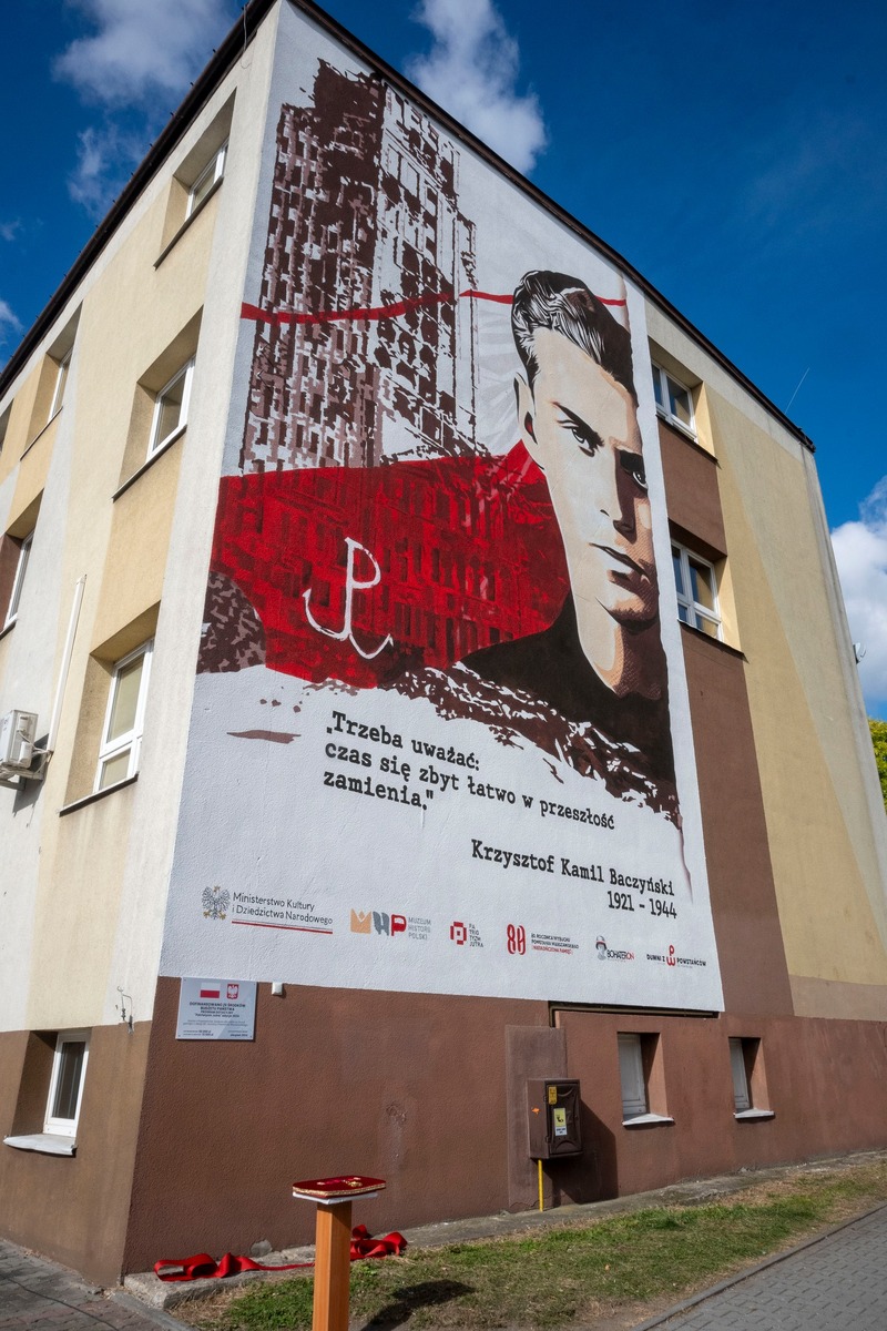 Odsłonięcie muralu poświęconego Krzysztofowi Kamilowi Baczyńskiemu w Radomiu - 30 września 2024. Fot. Natalia Wziątek (IPN)