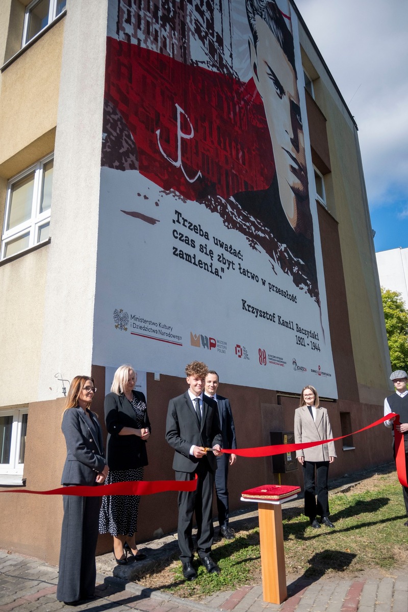Odsłonięcie muralu poświęconego Krzysztofowi Kamilowi Baczyńskiemu w Radomiu - 30 września 2024. Fot. Natalia Wziątek (IPN)