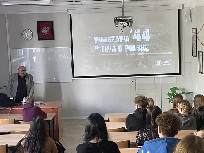 Odsłonięcie muralu poświęconego Krzysztofowi Kamilowi Baczyńskiemu w Radomiu - 30 września 2024. Fot. Agnieszka Brzeska-Pająk (VII LO)