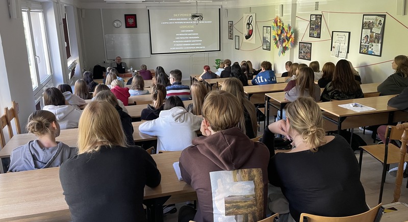 Odsłonięcie muralu poświęconego Krzysztofowi Kamilowi Baczyńskiemu w Radomiu - 30 września 2024. Fot. Agnieszka Brzeska-Pająk (VII LO)