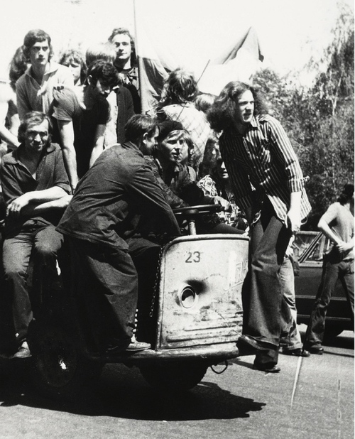 Protest robotników w Radomiu, 25 czerwca 1976 r. Za kierownicą wózka akumulatorowego Dariusz Markowski. Fot. ze zbiorów AIPN