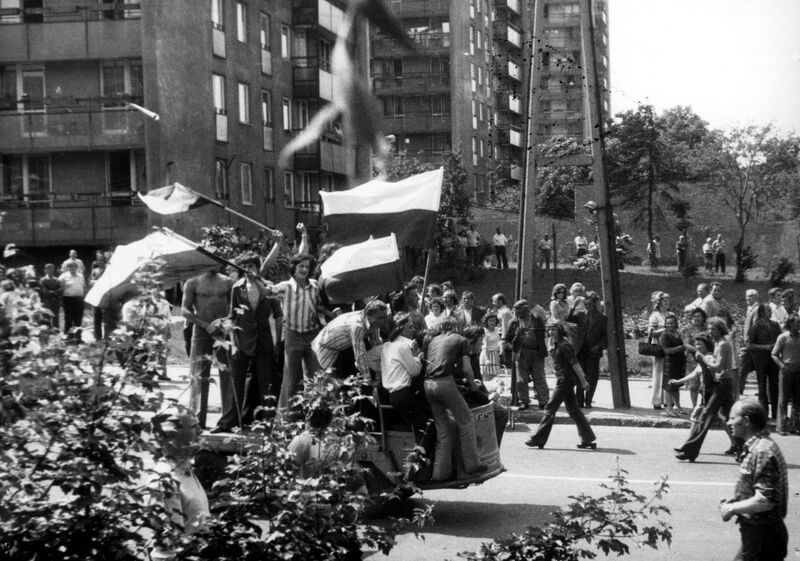 Strajkujący pracownicy Zakładów Metalowych im. gen. „Waltera”. 25 czerwca 1976 r.