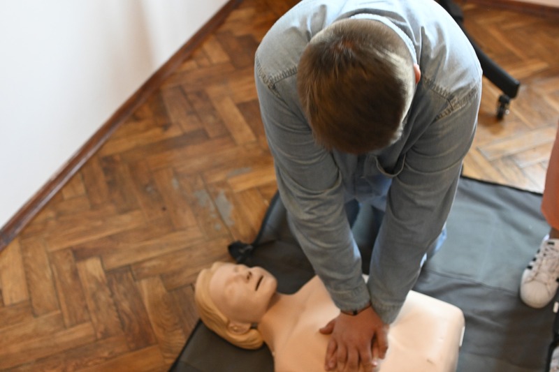 Jeden z młodych uczestników warsztatów trenuje na fantomie medycznym. Fot. Michał Adamczyk