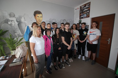 Uczniowie przed malunkiem przedstawiającym ks. Romana Kotlarza. Fot. Arkadiusz Kutkowski