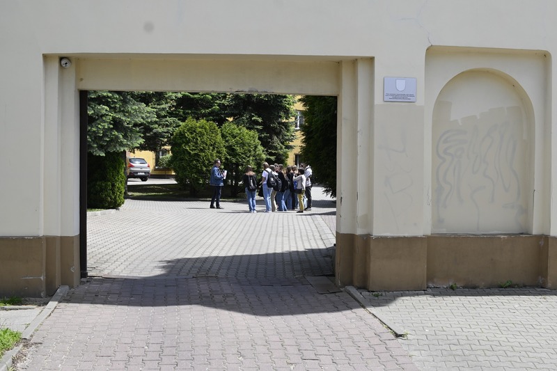 Brama do byłego więzienia Powiatowego Urzędu Bezpieczeństwa Publicznego w Radomiu. Fot. Michał Adamczyk