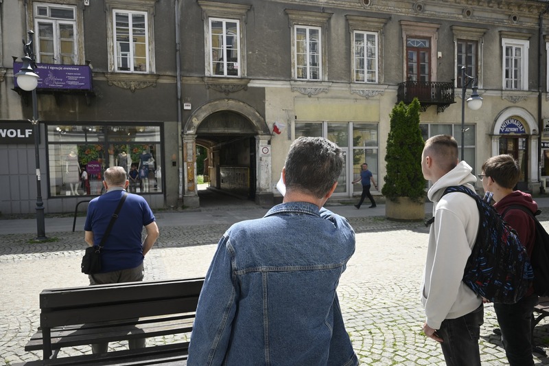dr Krzysztof Busse opowiadający o radomskich bramach na ul. Żeromskiego. Fot. Michał Adamczyk