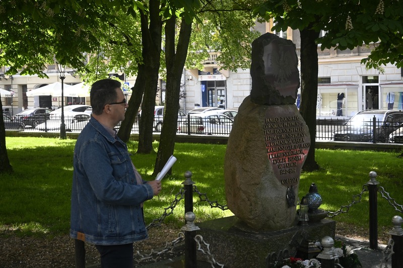 dr Krzysztof Busse tłumaczący historię pomnika Represjonowanych Politycznie Żołnierzy-Górników. Fot. Michał Adamczyk