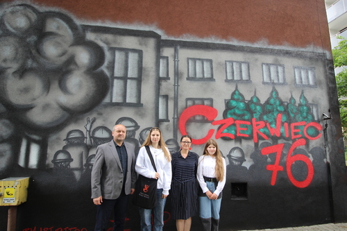 Autorki nagrodzonych prac wraz z dyrektorem oraz nauczycielem przed muralem. Fot. Arkadiusz Kutkowski