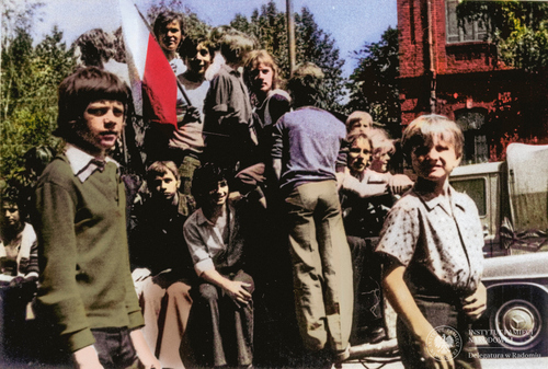 Młodzież biorąca udziała w protestach robotniczych w Radomiu. Koloryzacja Marcin Kucewicz